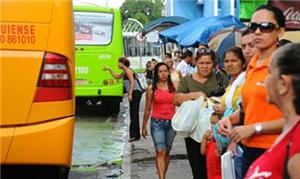 Ponto de ônibus cheio em Teresina