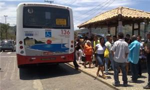 Ponto de ônibus lotado em Angra dos Reis