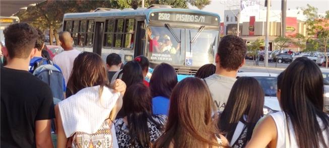 Ponto de ônibus lotado, em Taguatinga (DF)