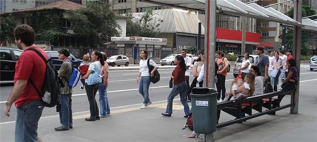 Ponto de ônibus na Av. Paulista: mais tempo de es