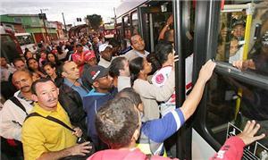 Ponto de ônibus na periferia de São Paulo