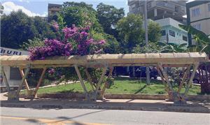 Ponto de ônibus na praça Coronel Cipriano de Morai