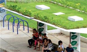 Ponto de ônibus verde em Salvador