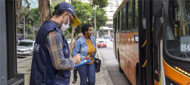 Ponto de ônibus/van é um dos novos quesitos que se