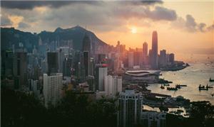 Pôr do sol em Victoria Harbour, norte de Hong Kong