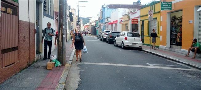 Poste aperta pedestre em calçada da Secretaria d