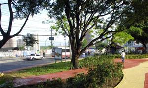 Praça fica localizada na Avenida Djalma Batista