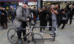 Prefeito de Londres, Boris Johnson, usa a biciclet
