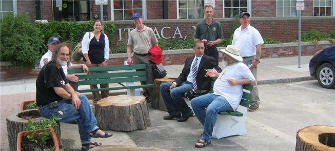 Prefeito Myrick (de terno) conversa no parklet em