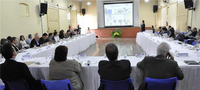 Prefeitos da região durante reunião do Conselho