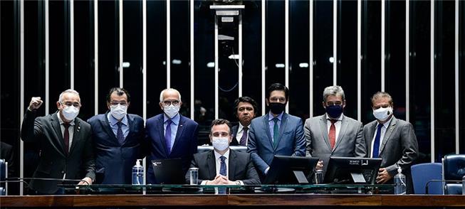 Prefeitos e senadores posam para foto após a aprov