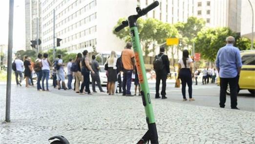 Prefeitura de SP proíbe deixar patinete na via púb