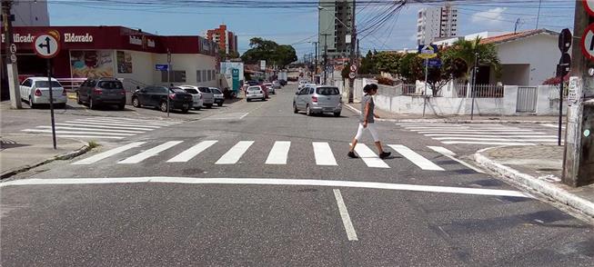 Prefeitura está refazendo a pintura de faixas em v