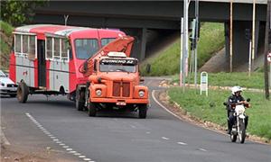 Prefeitura improvisou transporte do trem com guinc