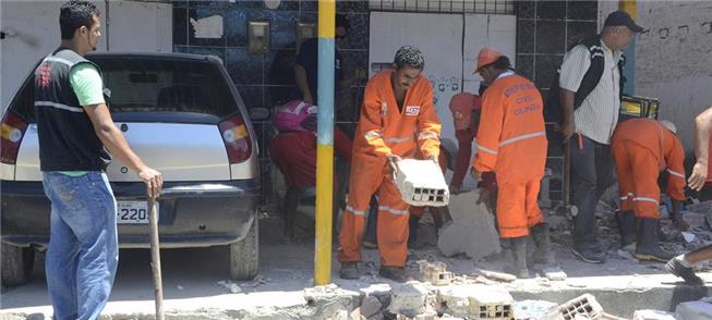 Prefreitura remove construções que obstruíam calça