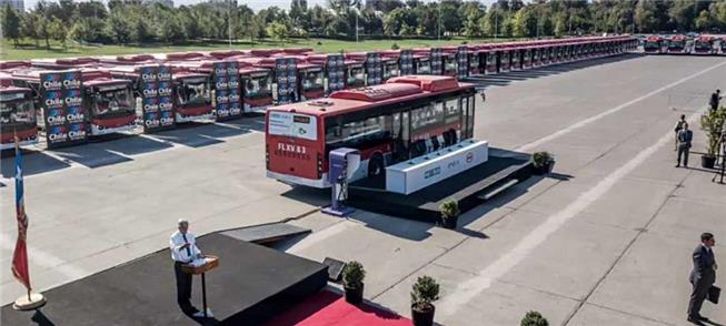 Presidente do Chile durante entrega dos 100 ônibus