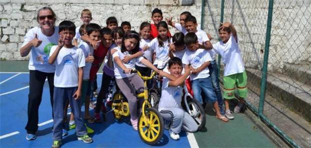 Professora e alunos do projeto Bicicleta na Escola