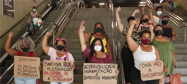 Protesto das ativistas na Estação da Lapa, em Salv