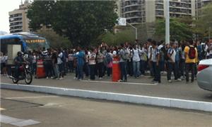 Protesto de estudantes fecha a av. das Américas