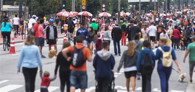 Público chegou aos poucos e tomou conta da avenida