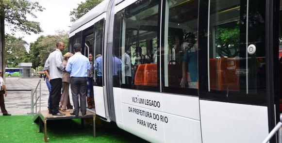 Público visita carro do VLT Rio