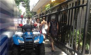 Quadriciclo da PM estacionado em calçada no Leblon