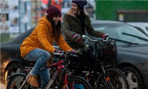 Quanto mais bicicletas na rua, mais carros na gara