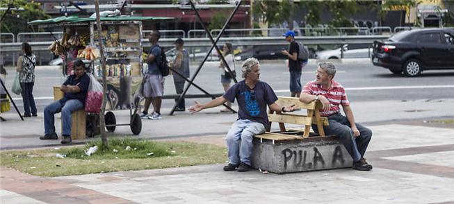 Raimundo Nobrega, 58 (à direita) faz ele mesmo os