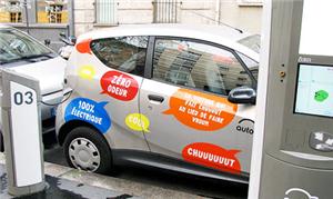 Recarga de carro elétrico em estacionamento públic