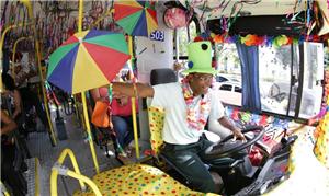 Recife: ônibus (e motorista) decorados para o Carn