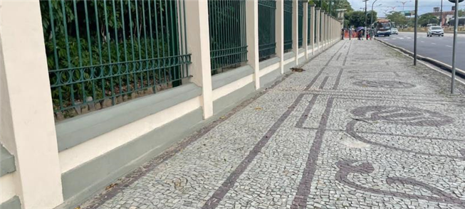Recuperação de calçada com piso de pedras, em Belé