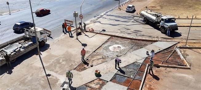 Reforma de calçada na Esplanada dos Ministérios.