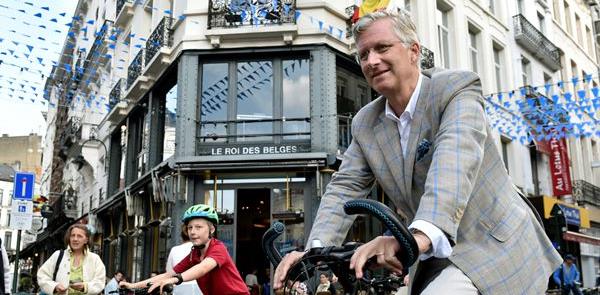 Rei Philippe e o filho, de bike por Bruxelas