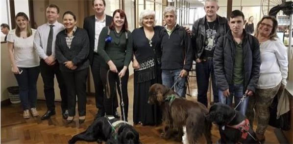 Representantes de deficientes visuais em reunião n