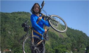 Ricardo Martins e sua bike de bambu 'Dulcinéia'