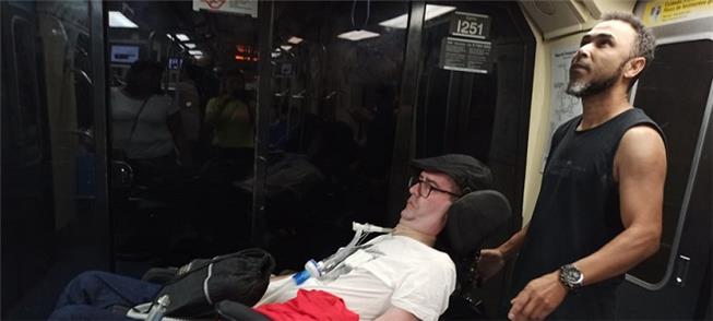 Ricky dentro do metrô, com seu 'fiel escudeiro' Ro