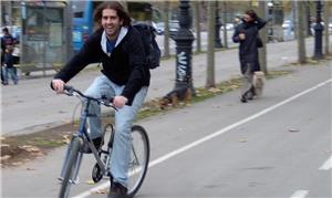 Ricky pedalando Barcelona