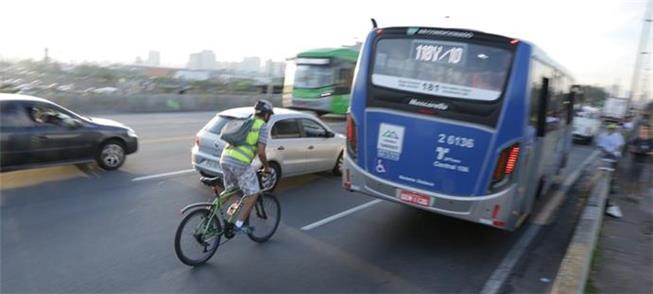 Risco para o ciclista em meio ao trânsito denso de