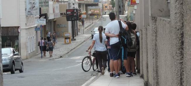 Rua Barão de Monte Alto: calçada estreita
