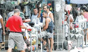 Rua Barão de São Felix: pedestres não tem espaço