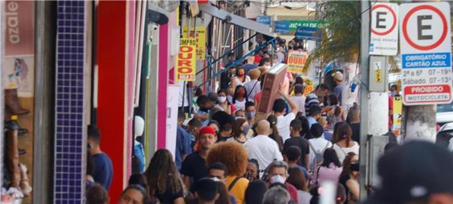 Rua de comércio popular em São Paulo