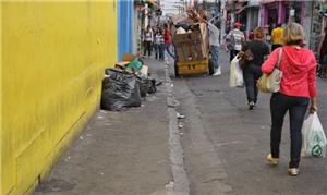 Rua Paulo Eiró: calçada estreita e com lixo