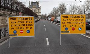 Rua reservada a pedestres e ciclistas em Paris