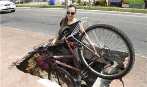 Segundo moradores, muitos carros transitam pelo lo