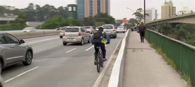 Sem ciclovia, muitos ciclistas usam a pista dos ca