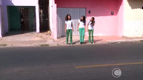 Sem faixa travessia em frente à escola pode ser pe