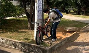 Sem opção, ciclista amarra bike a poste