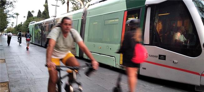 Sevilha: calçadas largas, bicicletas, patinetes e