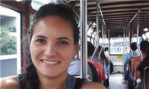 Silvia Cruz no bonde (tram) double-deck de Hong Ko