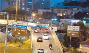 Sinalização próxima aos acessos confunde motorista